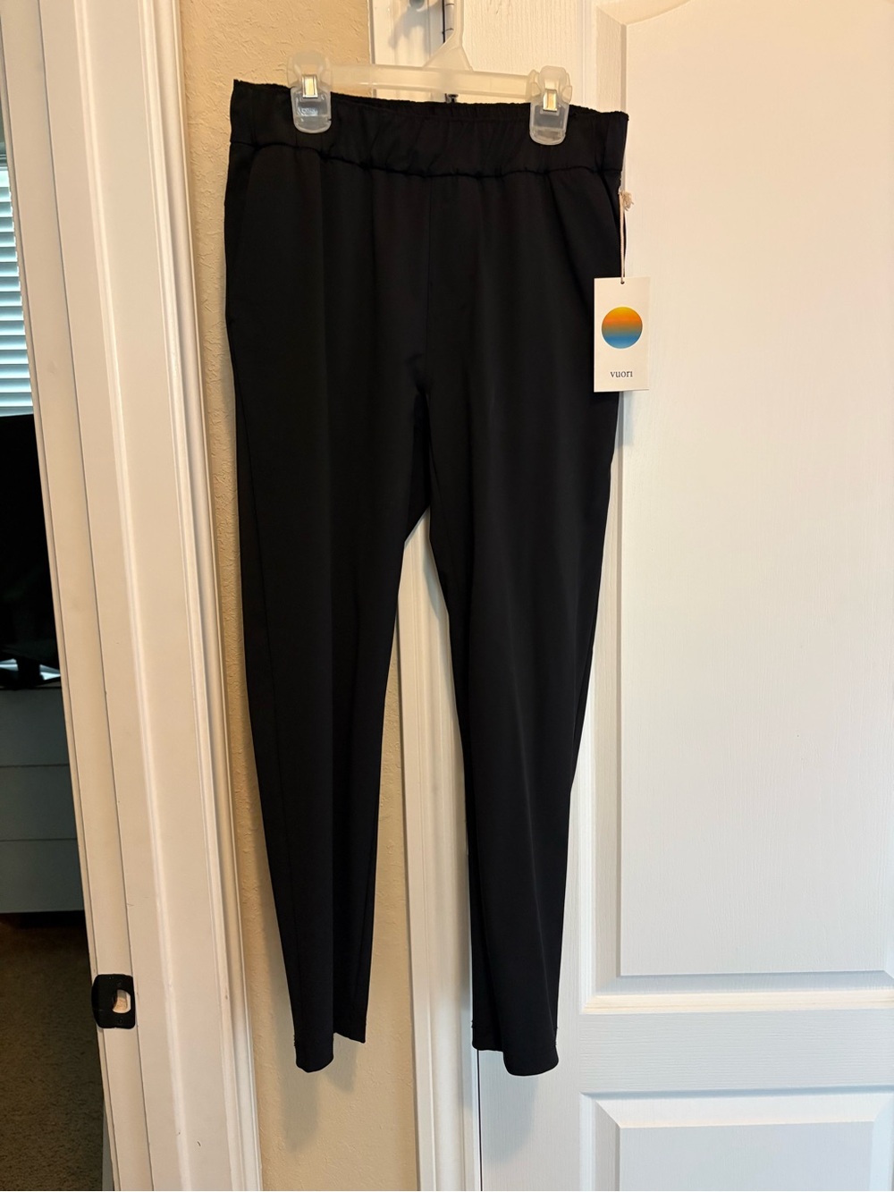 Vuori Women's Black lightweight ankle Pants NWT
